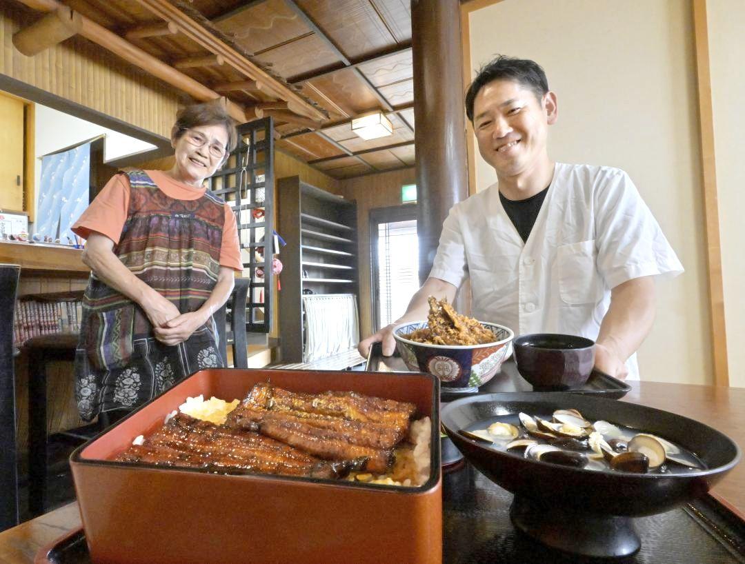 涸沼産天然ウナギを使ったうな重や天丼、しじみ汁を提供する長洲竹識さん(右)と母の美智子さん=茨城町下石崎
