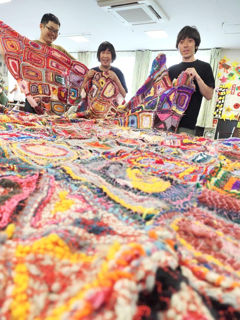 22日から水戸証券ビルで特別展示される鴨川尚美さん(中央)が手がけた手芸作品=水戸市吉沼町のユーアイファクトリー