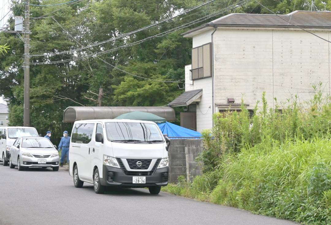 住人男性が遺体で見つかった住宅。19日も現場検証が続けられた=河内町下加納
