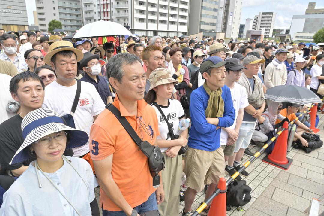 参院選最終日に候補者の訴えを聞く人たち=19日午後、水戸市宮町
