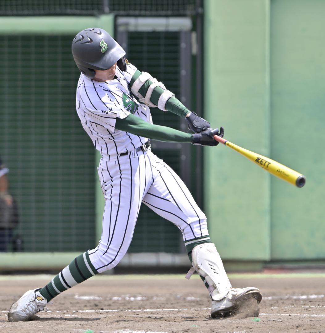 つくば秀英―守谷 4回表つくば秀英2死二、三塁、中郷が左前へ2点適時打を放つ=ジェイコム土浦