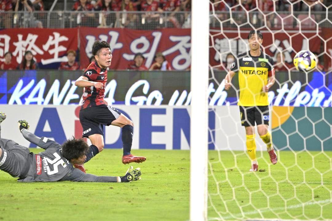 鹿島-柏 試合終了間際、勝ち越しゴールを決めた鹿島・松村=メルカリスタジアム
