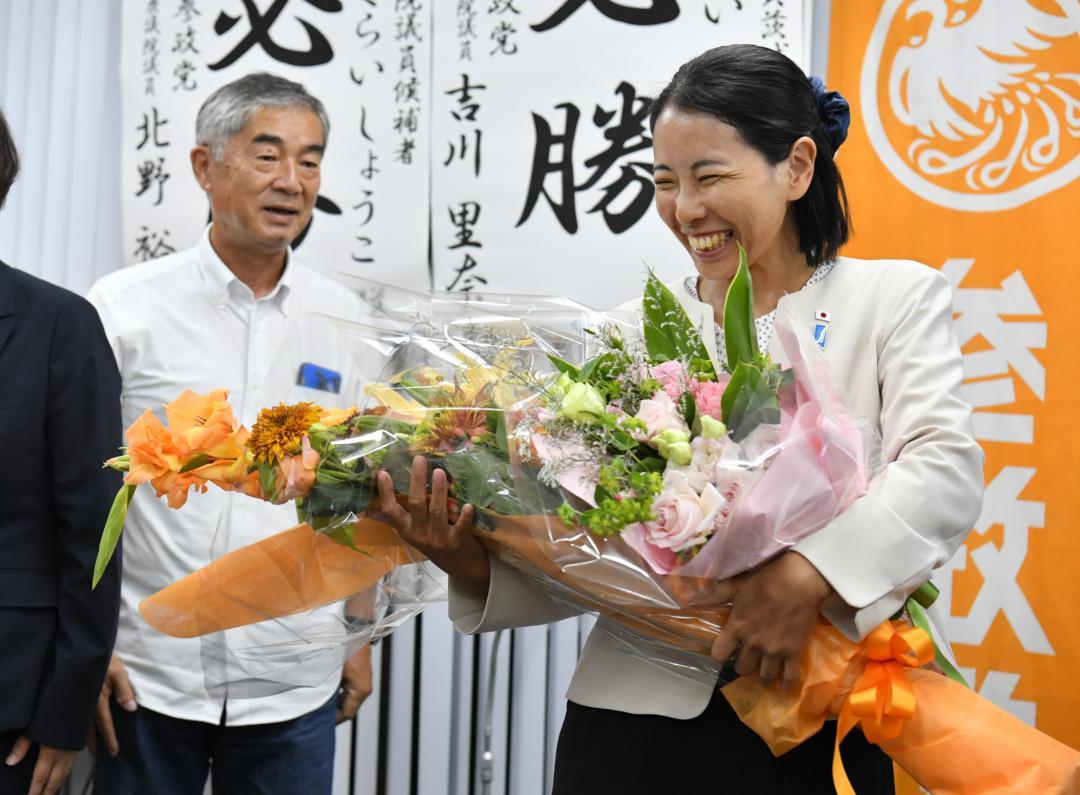 初当選を確実にし、笑顔を見せる桜井祥子氏(右)=20日午後11時16分、つくば市倉掛