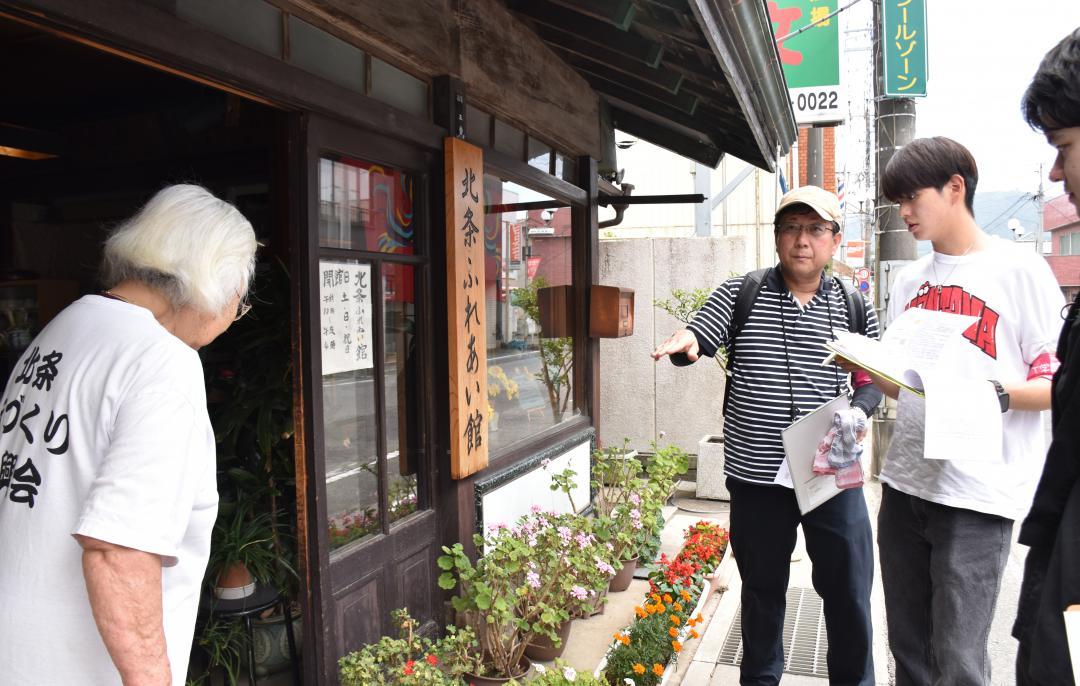 地元住民から話を聞く工学院大の村上正浩教授ら=つくば市北条
