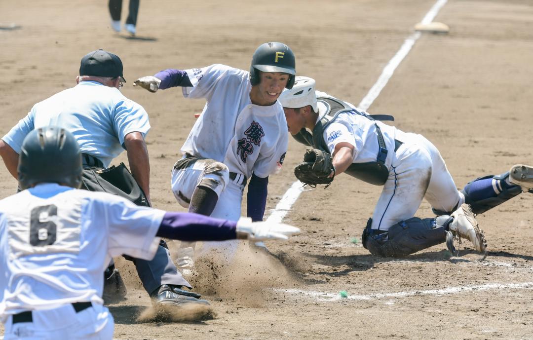 藤代-水戸啓明 3回表藤代2死一、二塁、沢田の適時打で生還する二走・秦野(右から2番目)=ノーブルホーム水戸
