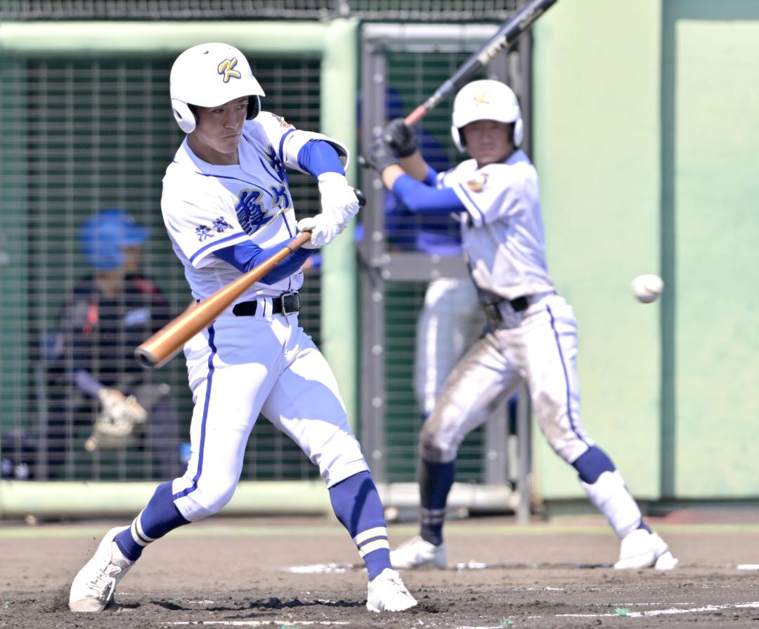 つくば秀英―霞ケ浦 6回表霞ケ浦2死三塁、羽生が左翼線を破る適時二塁打を放つ=ジェイコム土浦