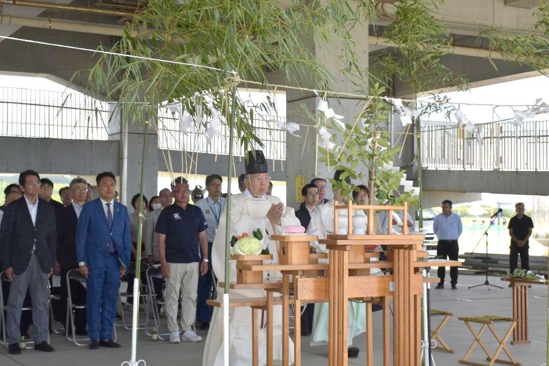 神事を執り行い大洗サンビーチ海水浴場の安全を祈願した=大洗町港中央
