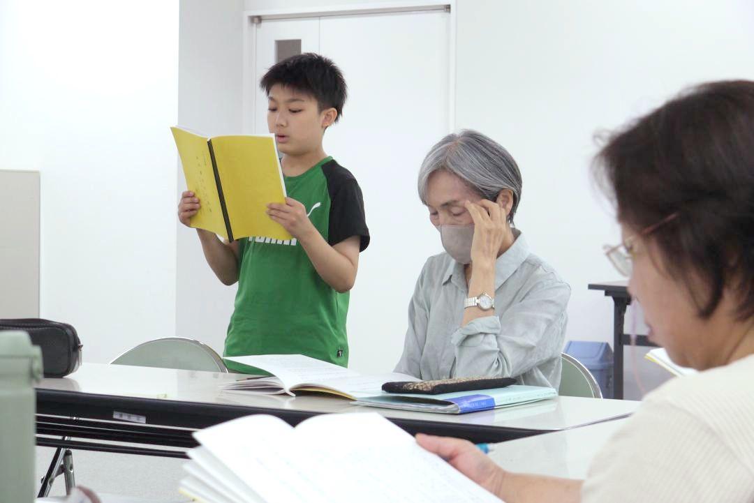 朗読劇の本番に向けて練習するメンバー=筑西市海老ケ島
