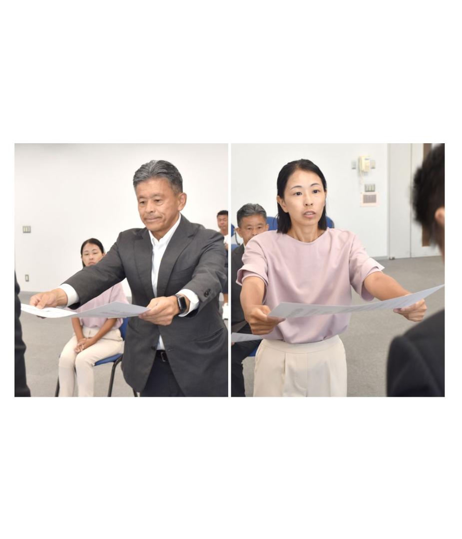 当選証書を受け取る上月良祐氏と桜井祥子氏(左から)