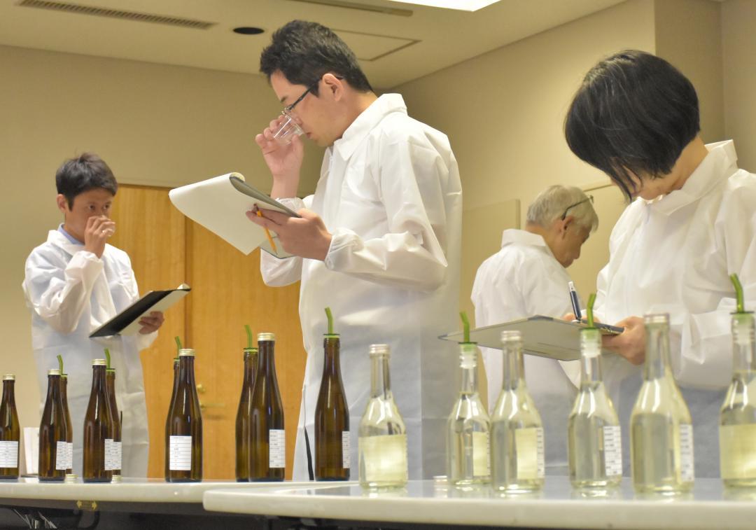 初呑み切りで新酒の熟成度を確かめる審査員=茨城町長岡
