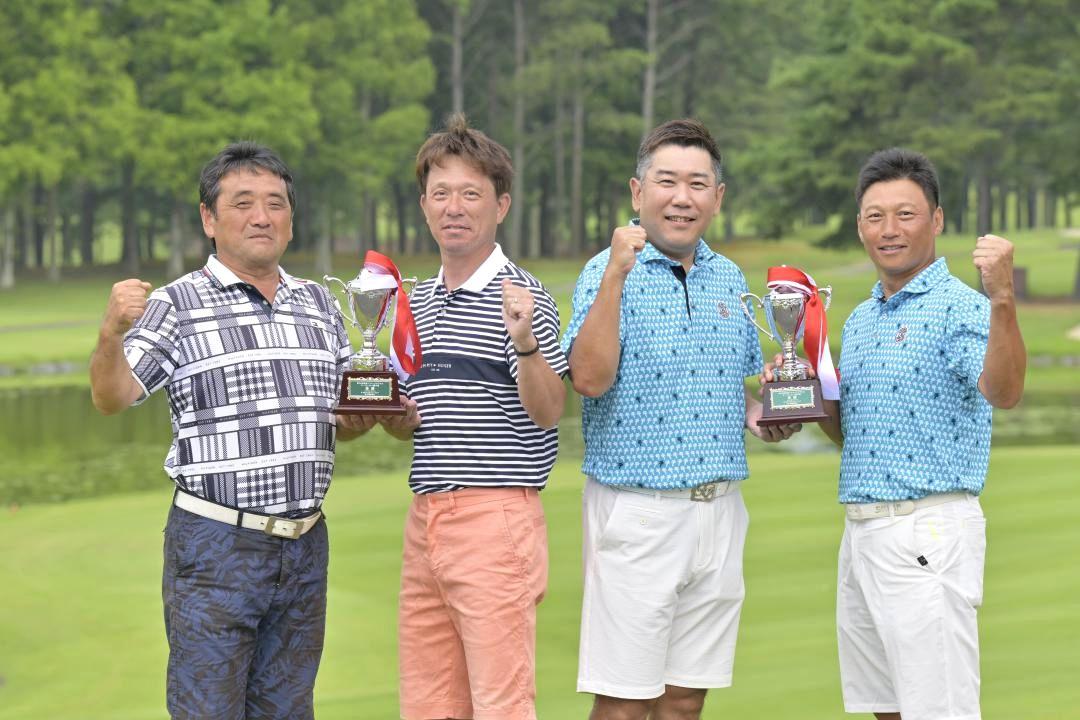 アマダブルスゴルフ選手権で、優勝した高橋宏治・佐藤学組と熊谷淳・山中将次組(左から)=静ヒルズCC