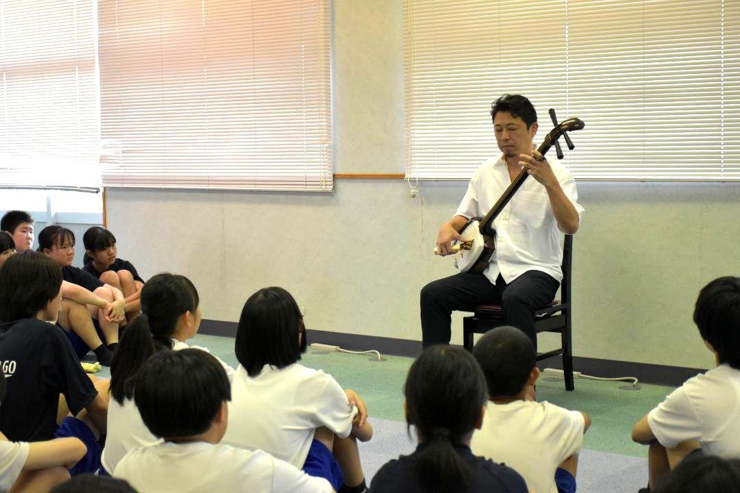 三味線を演奏する上妻宏光さん=日立市東多賀町