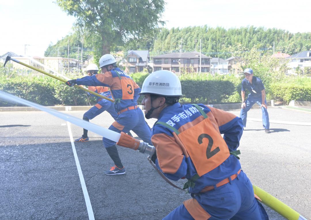 全国消防操法大会に向けて練習する消防団員=昨年9月、取手市内