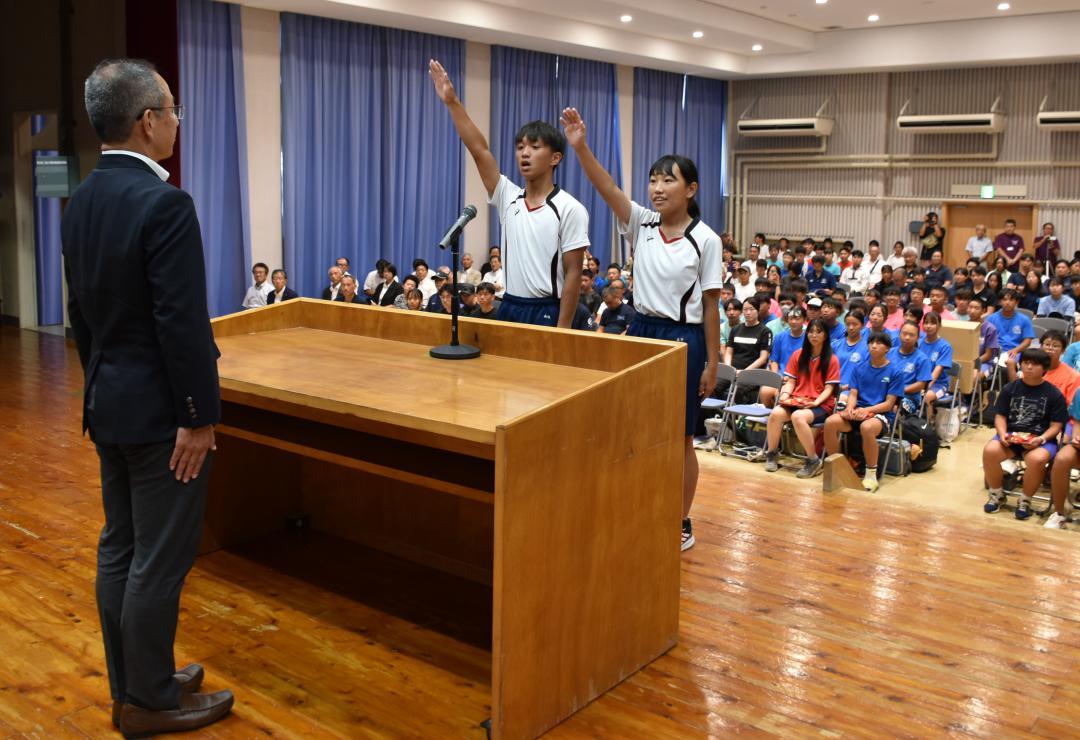 選手宣誓をする「潮来選抜」の土子華穂さん(右)と高城健人さん
