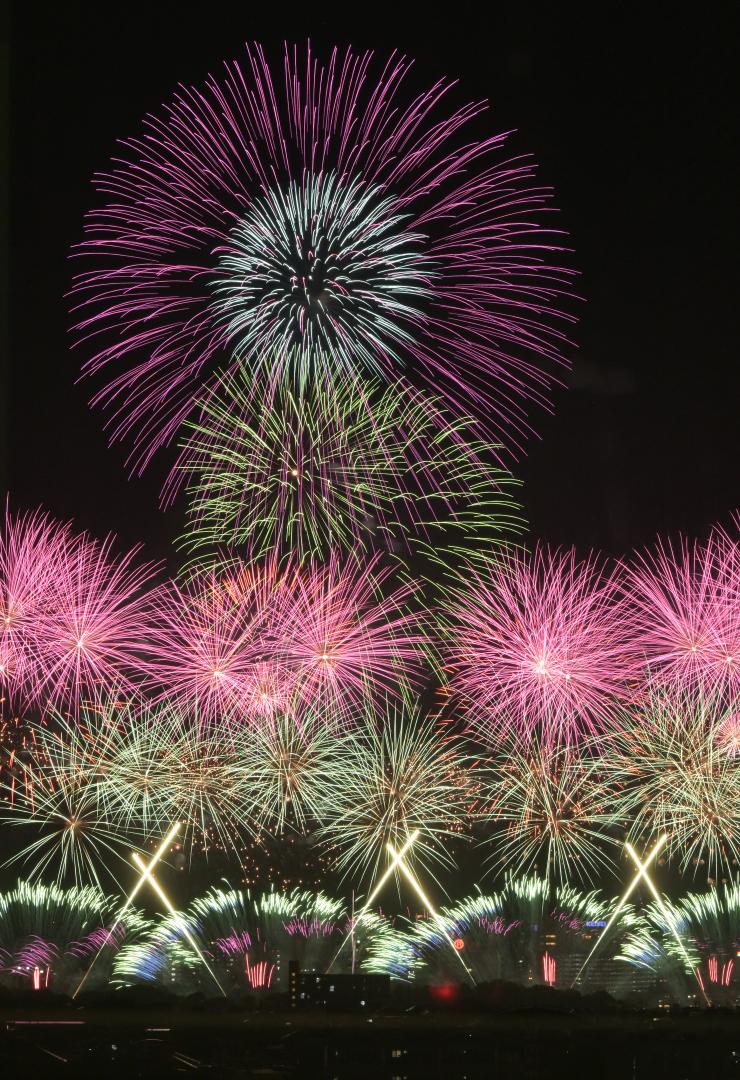 夏の夜空を彩る花火=26日夜、水戸市笠原町から