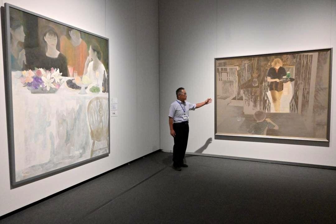 食にまつわる絵画が並ぶ会場=北茨城市大津町
