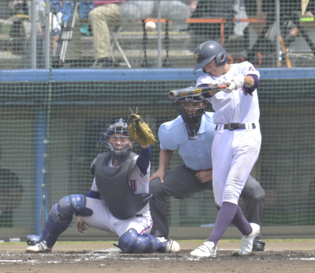 藤代―明秀日立 1回裏藤代2死一塁、石岡が左中間に適時二塁打を放つ=ノーブルホーム水戸