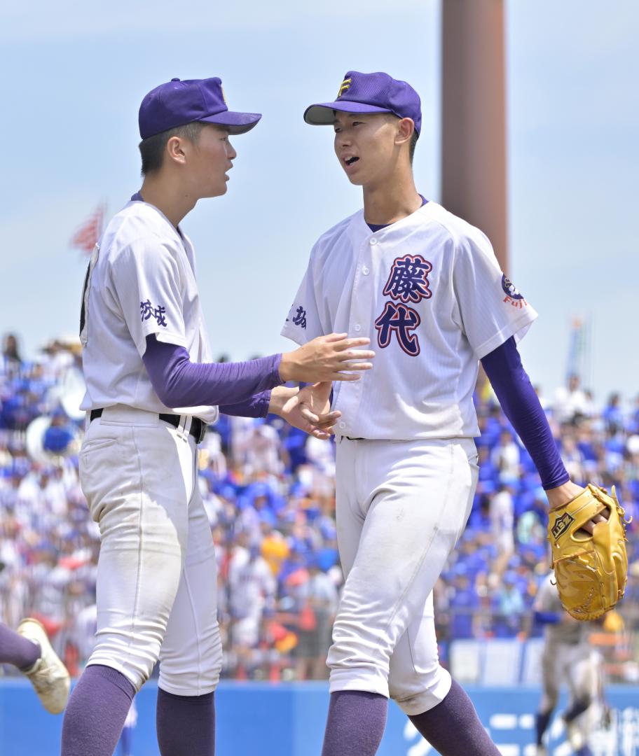 藤代―明秀日立 8回表明秀日立2死一、三塁の窮地を無失点で切り抜け、ベンチに戻る藤代の斉藤(右)=ノーブルホーム水戸