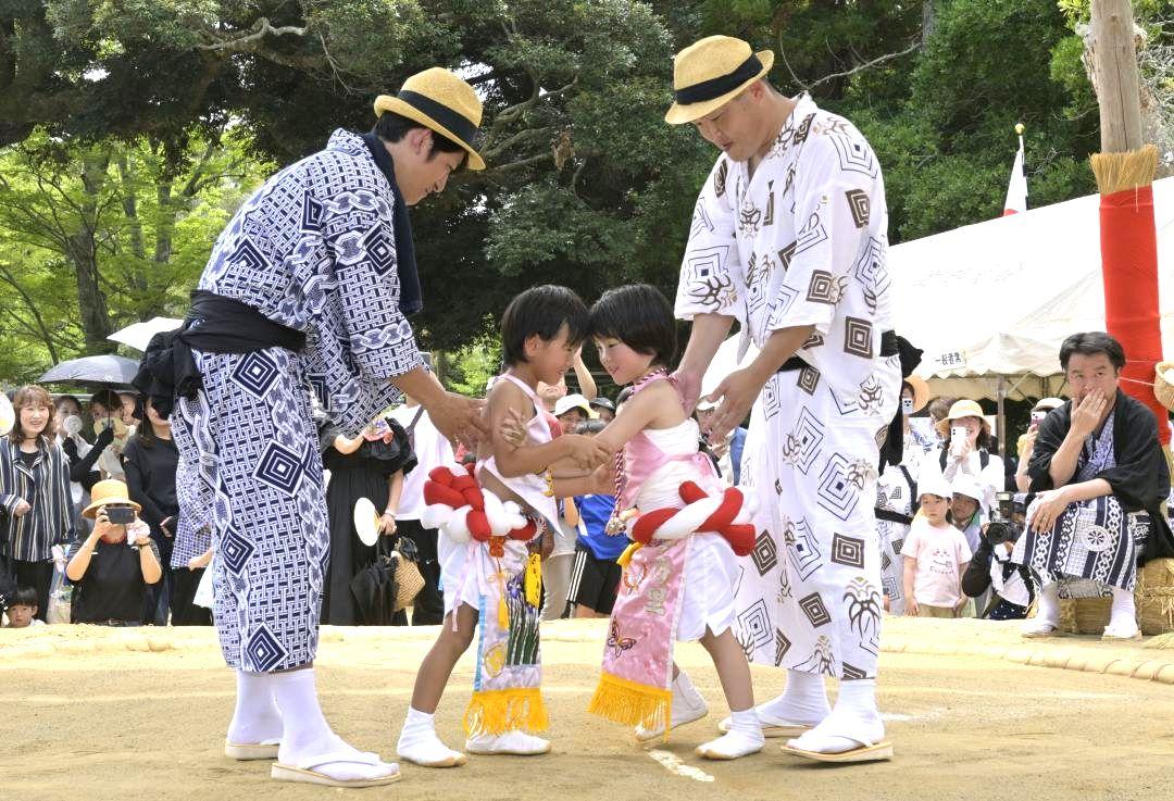 初めて女児(右)が参加した延方相撲の花相撲=潮来市新宮
