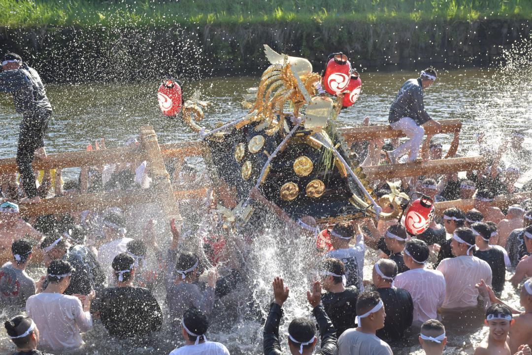 明治神輿に豪快に水をかける担ぎ手たち=筑西市丙