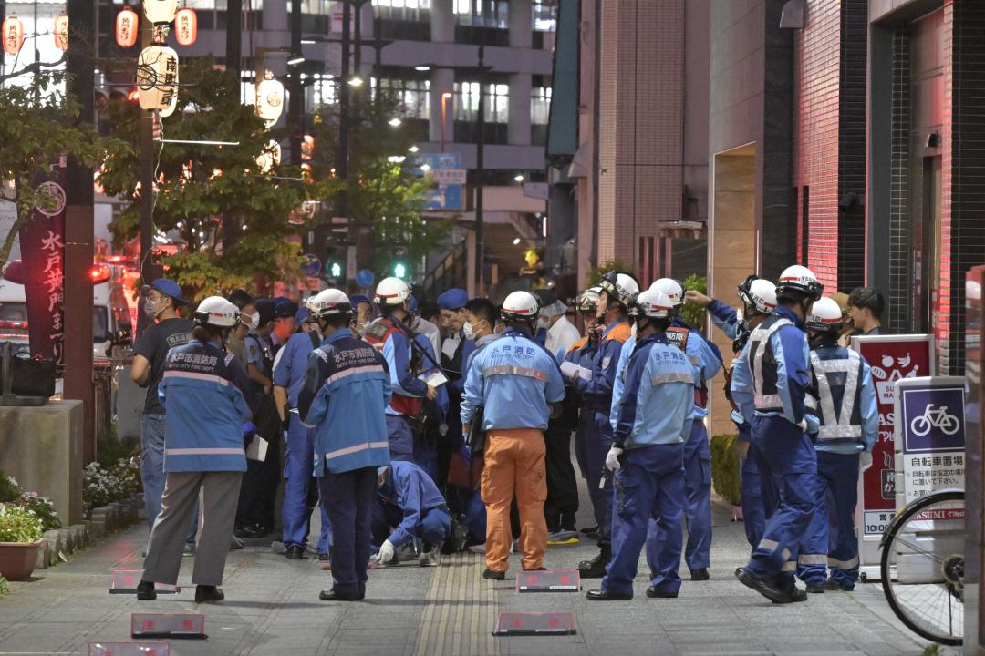 男が暴れ複数人が負傷した現場付近を調べる県警の捜査員ら=28日午後7時10分、水戸市南町2丁目