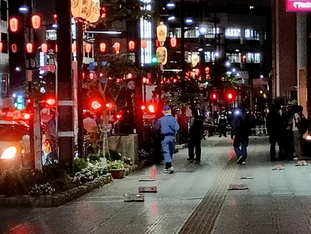 現場付近を調べる捜査員ら=水戸市南町