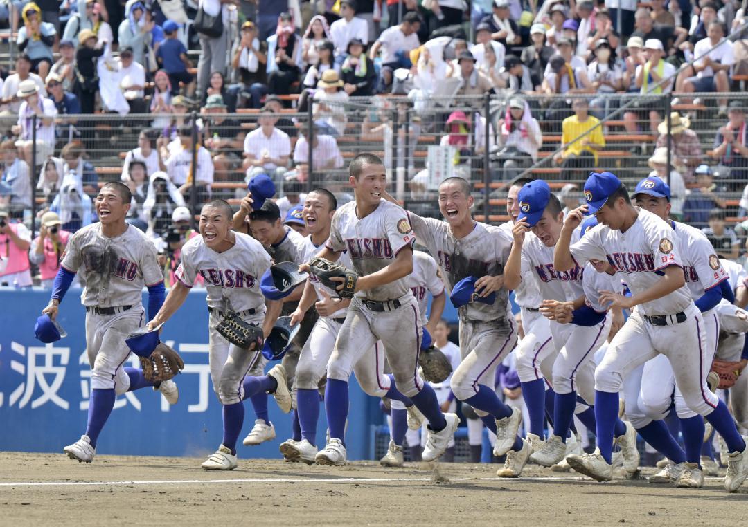 3年ぶり2度目の優勝を果たし、笑顔でスタンドへ駆け出す明秀日立の選手たち=27日、ノーブルホーム水戸