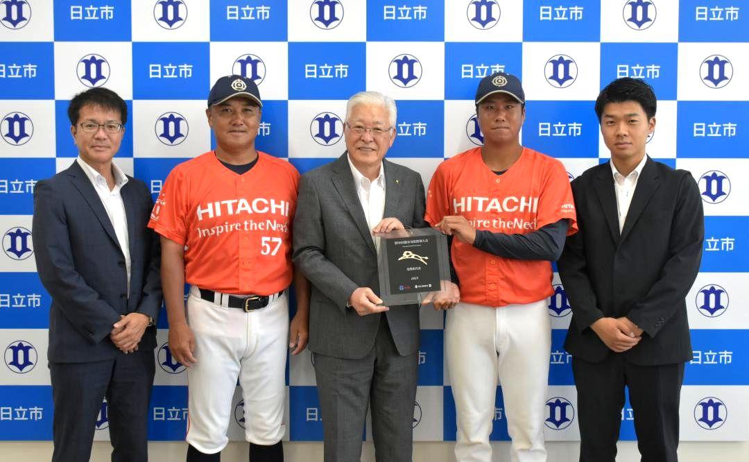 小川春樹市長(左から3人目)を表敬訪問した日立製作所野球部の林治郎監督(同2人目)と鮎ケ瀬一也主将(同4人目)=日立市役所