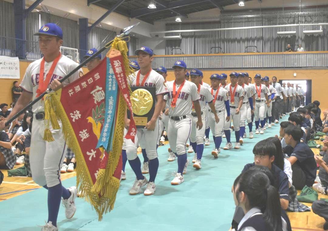 甲子園出場を決め拍手で迎えられる明秀日立高の野球部員=日立市神峰町
