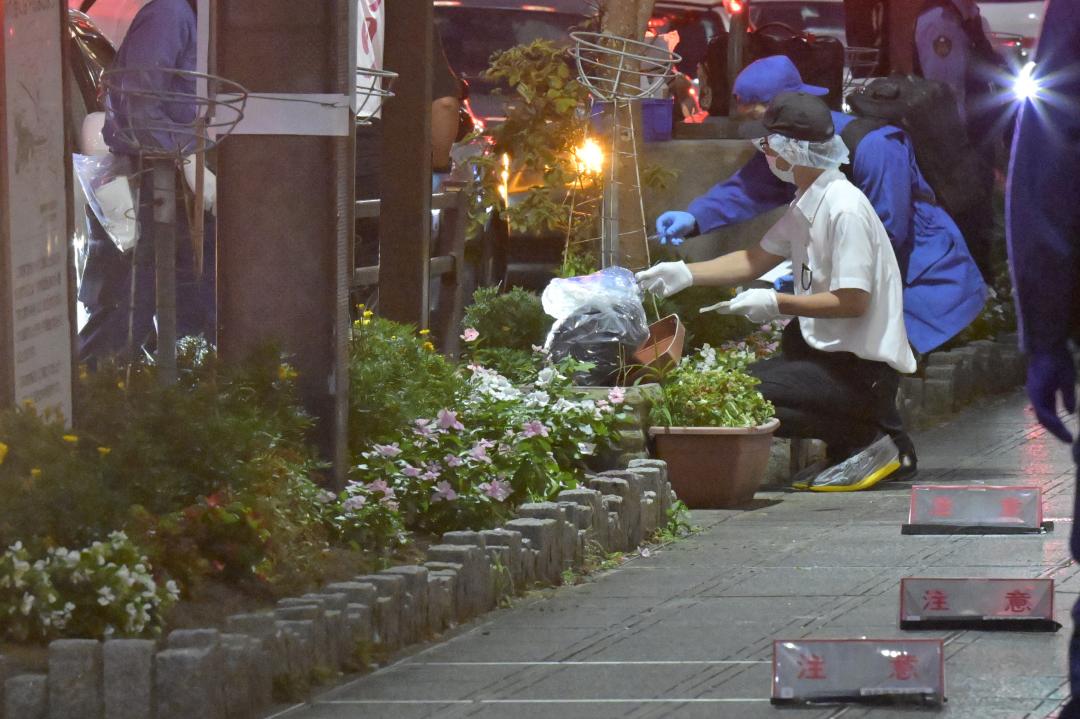 通り魔があった事件現場を調べる捜査員ら＝28日午後7時頃、水戸市南町