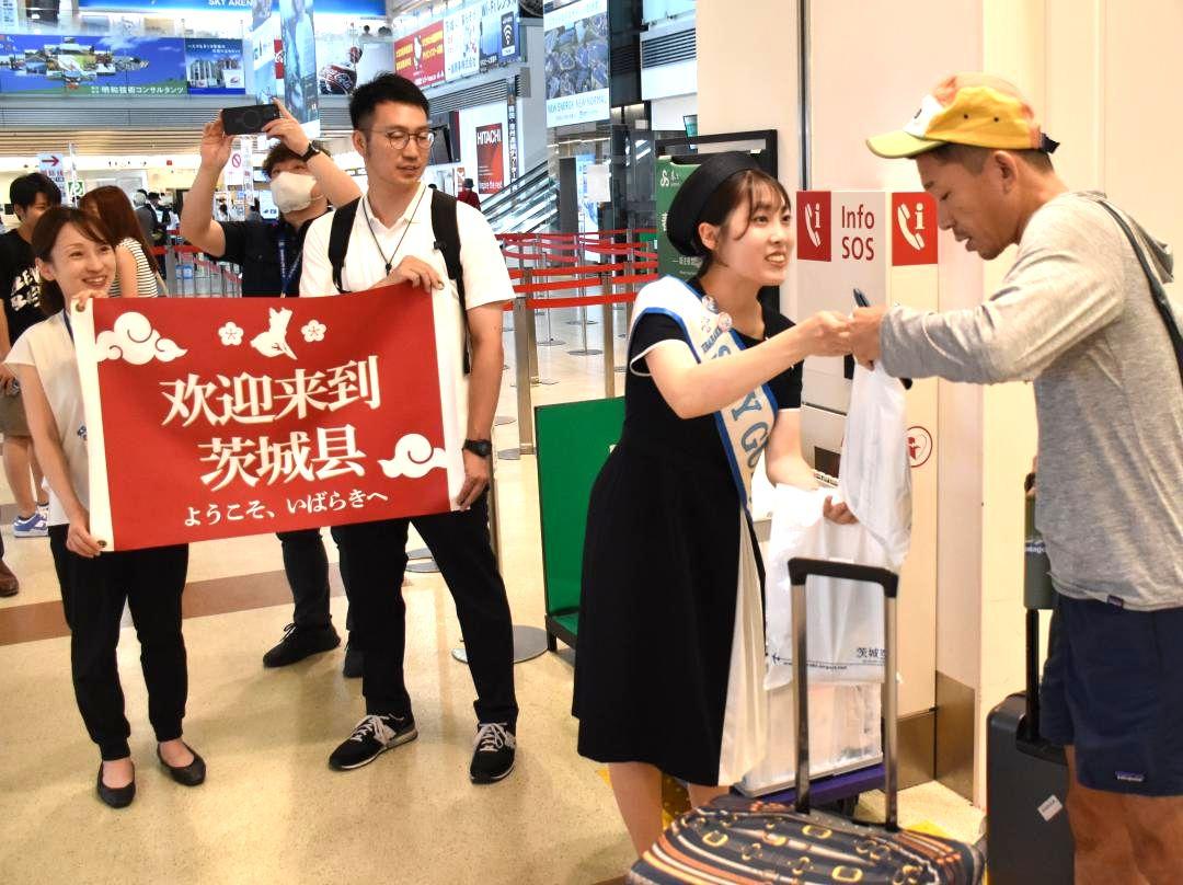 記念品を手渡すいばらきスカイガイド(右から2人目)=小美玉市与沢
