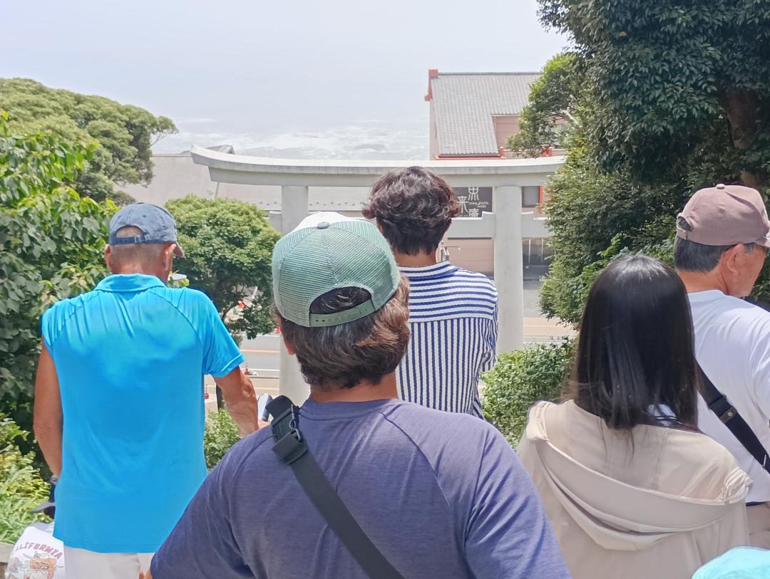 大洗磯前神社に避難する住民ら=大洗町磯浜町