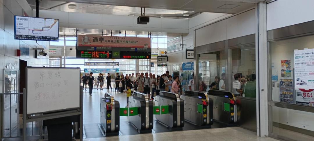 常磐線一部区間の運転見合わせにより、勝田駅で待機する利用客ら=ひたちなか市