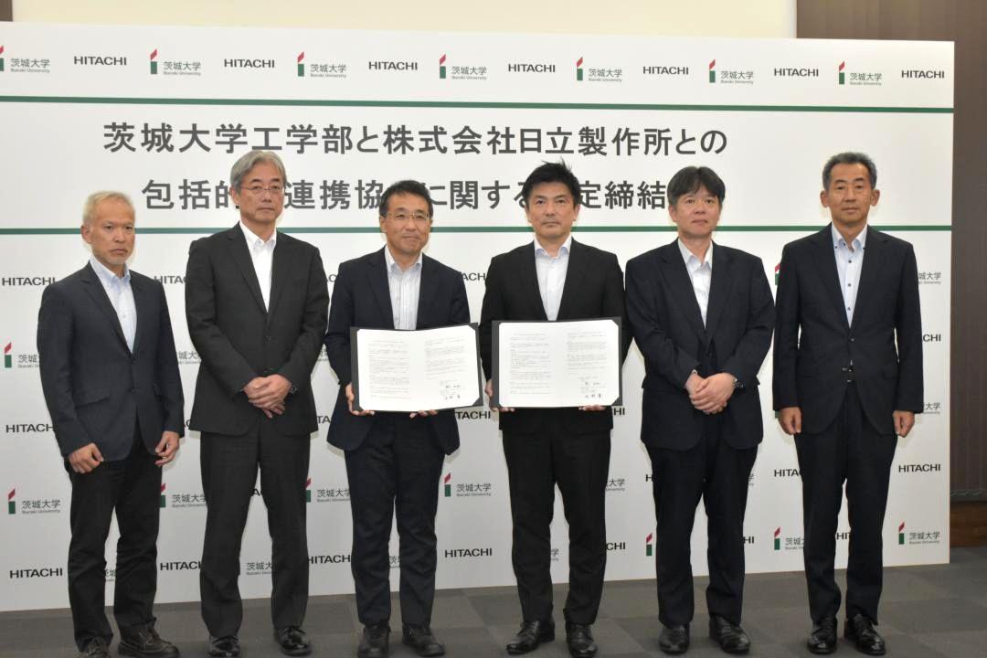 連携協定に臨んだ乾正知工学部長(中央左)と佐野豊本部長(同右)ら=日立市中成沢町
