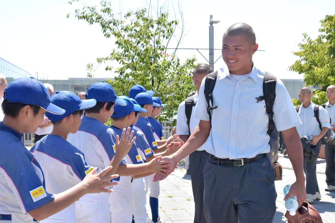 甲子園へ向け出発した明秀日立高ナイン=日立市幸町