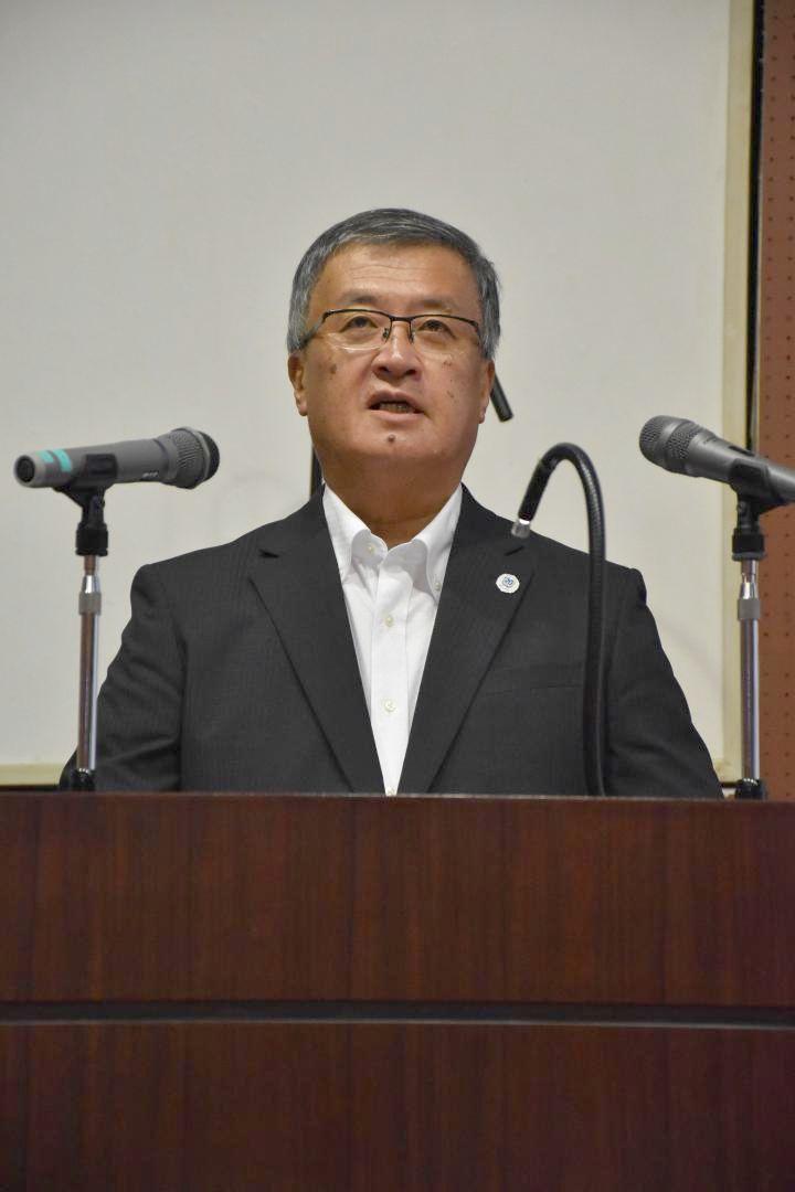 記者会見する首都圏新都市鉄道の渡辺良社長=つくば市
