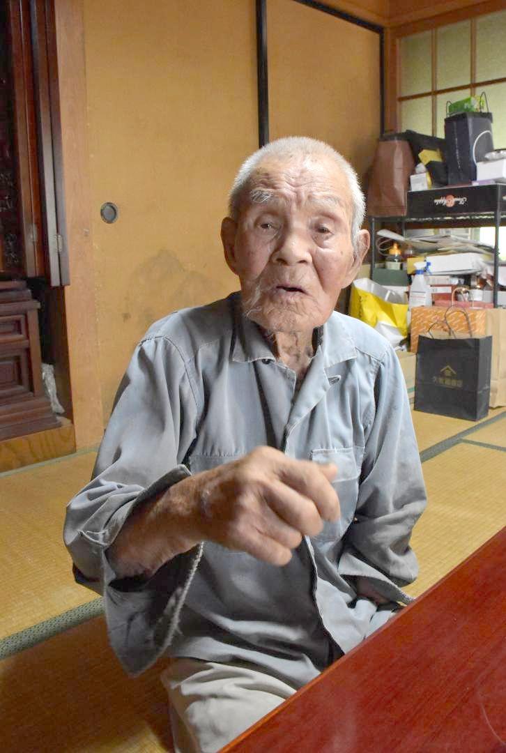 水戸空襲があった日の夜を語る河合衛さん=水戸市鯉淵町
