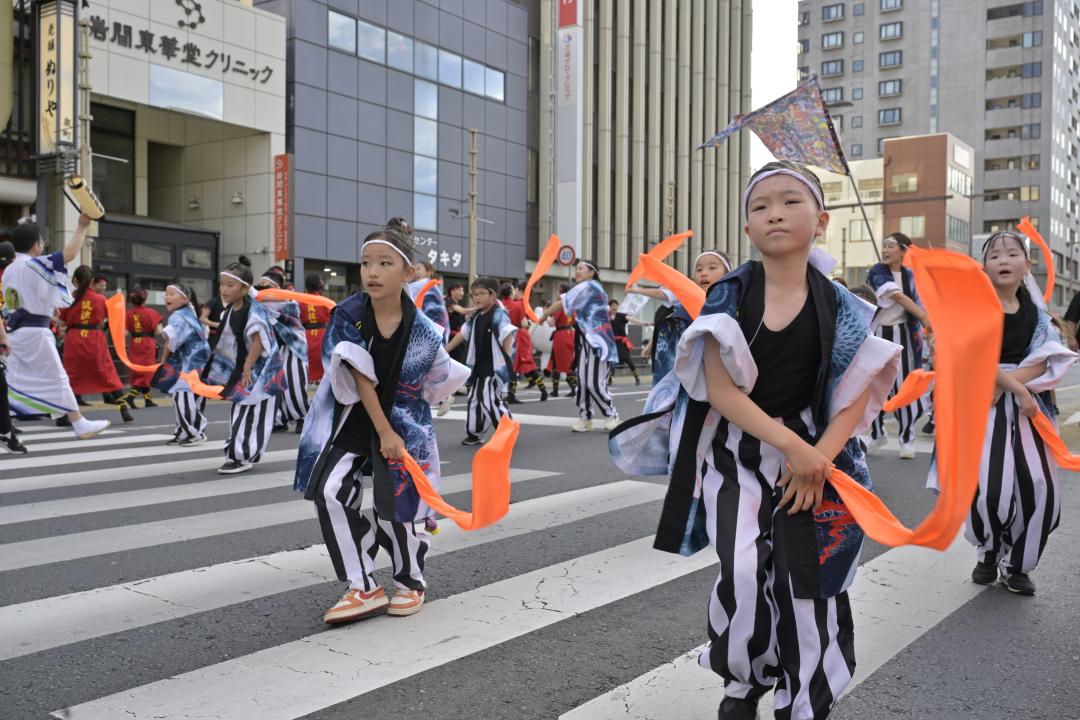 「水戸黄門カーニバル」で音楽に合わせ創作ダンスを披露する参加者=水戸市泉町