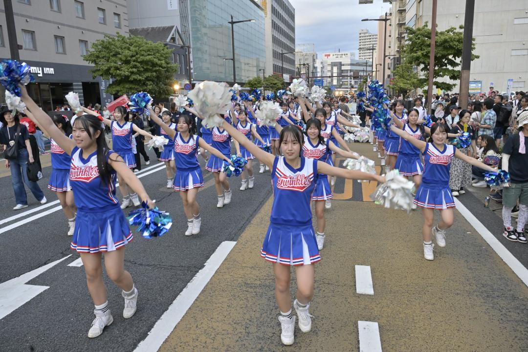 「水戸黄門カーニバル」で音楽に合わせ創作ダンスを披露する参加者=水戸市泉町