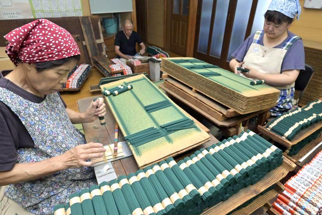 線香を規定のサイズにまとめる従業員ら=石岡市小幡