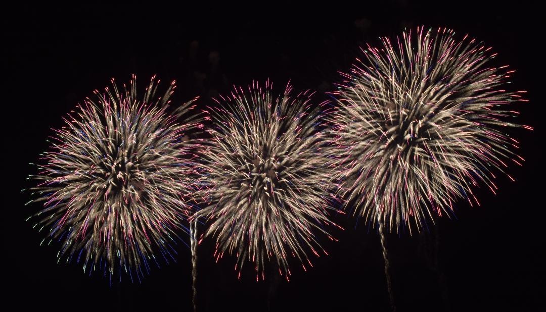 夏の夜空を彩る花火=古河ゴルフリンクス前の渡良瀬河川敷
