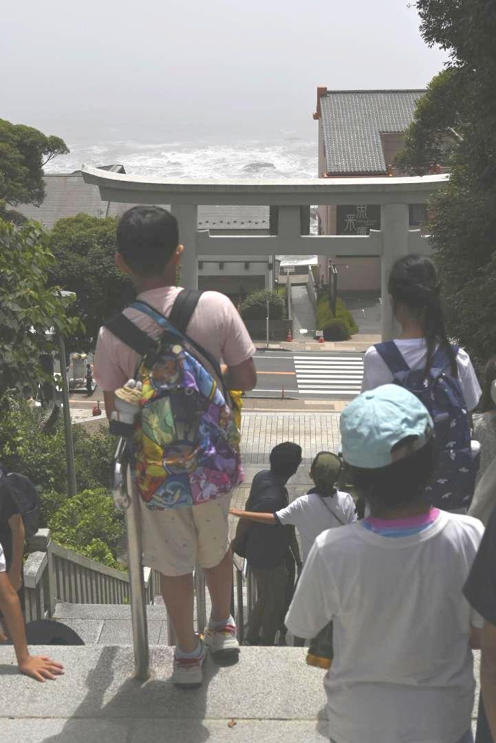 津波警報に伴い高台に避難した人たち=7月30日午前、大洗町内