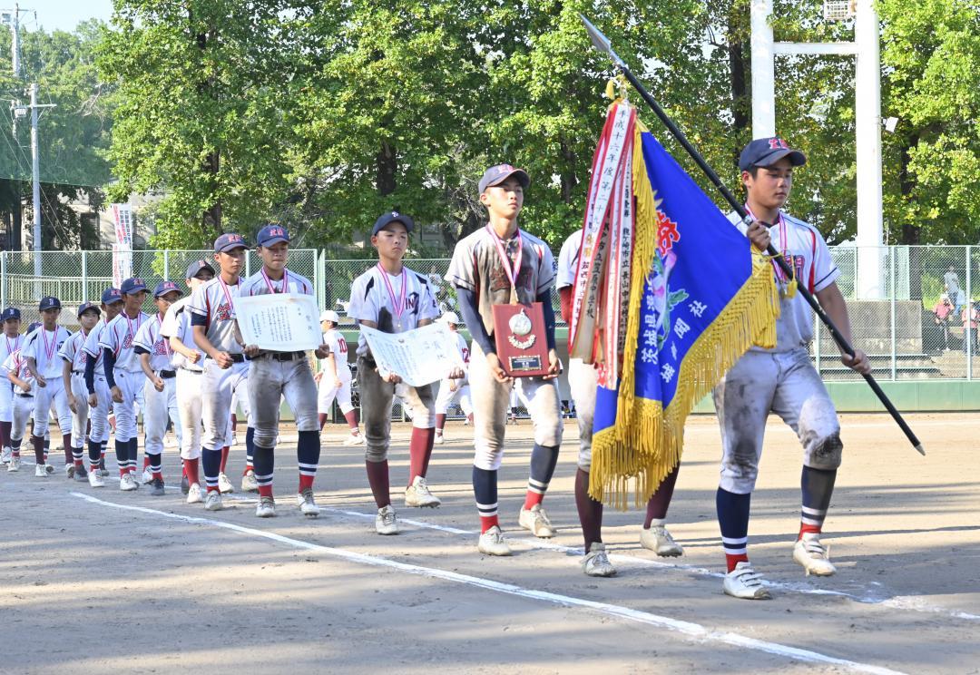 県選抜中学生野球大会で初優勝を果たし、ダイヤモンドを1周する笠間・稲田の選手たち=さくら運動公園野球場