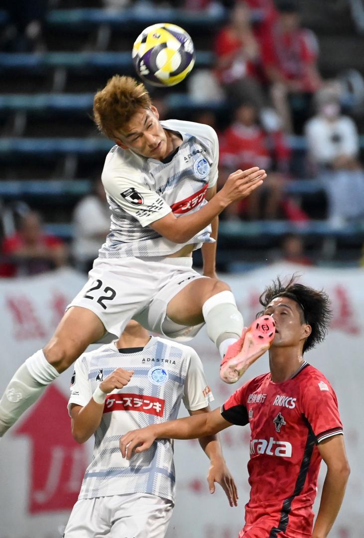 熊本－水戸　前半、相手と競り合う水戸の久保（22）＝えがお健康スタジアム