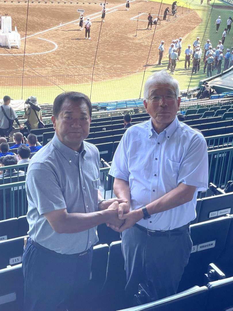 握手を交わす明秀日立・金沢監督(左)と聖隷クリストファー・上村監督=甲子園
