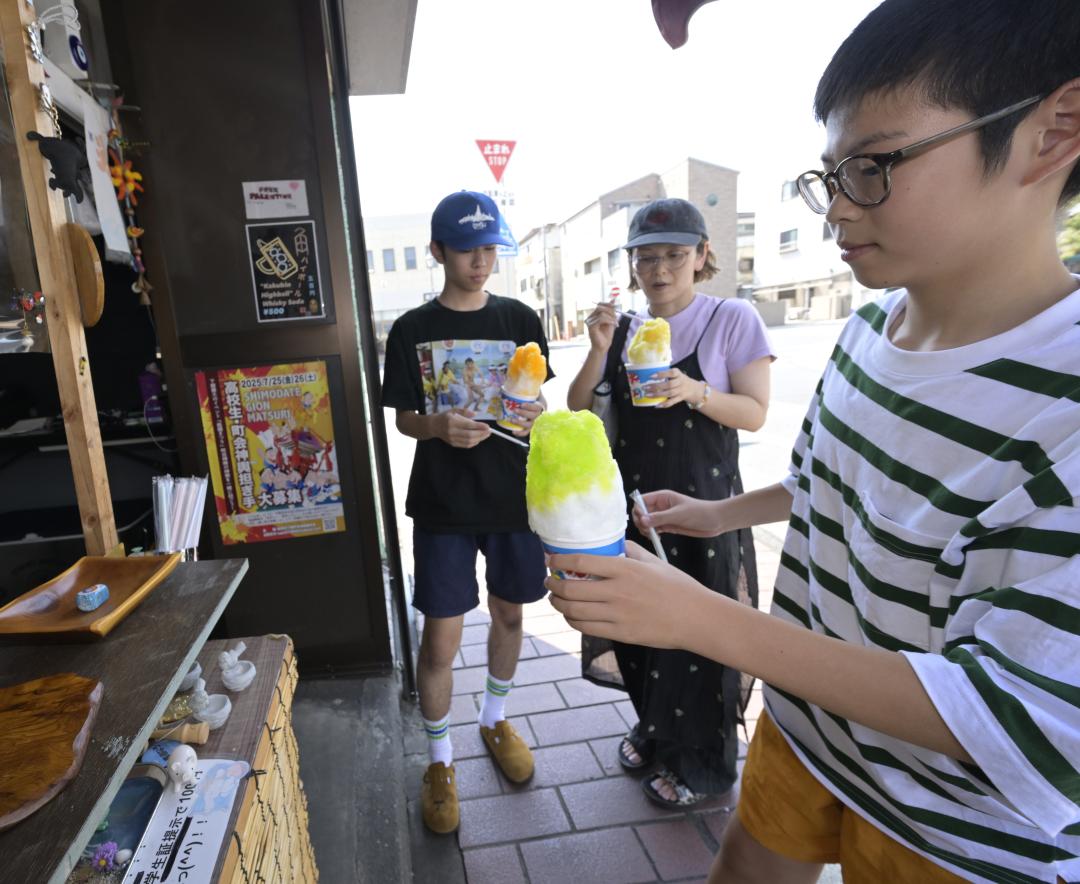 暑さを飛ばすため、かき氷を食べる親子=5日午後、筑西市丙