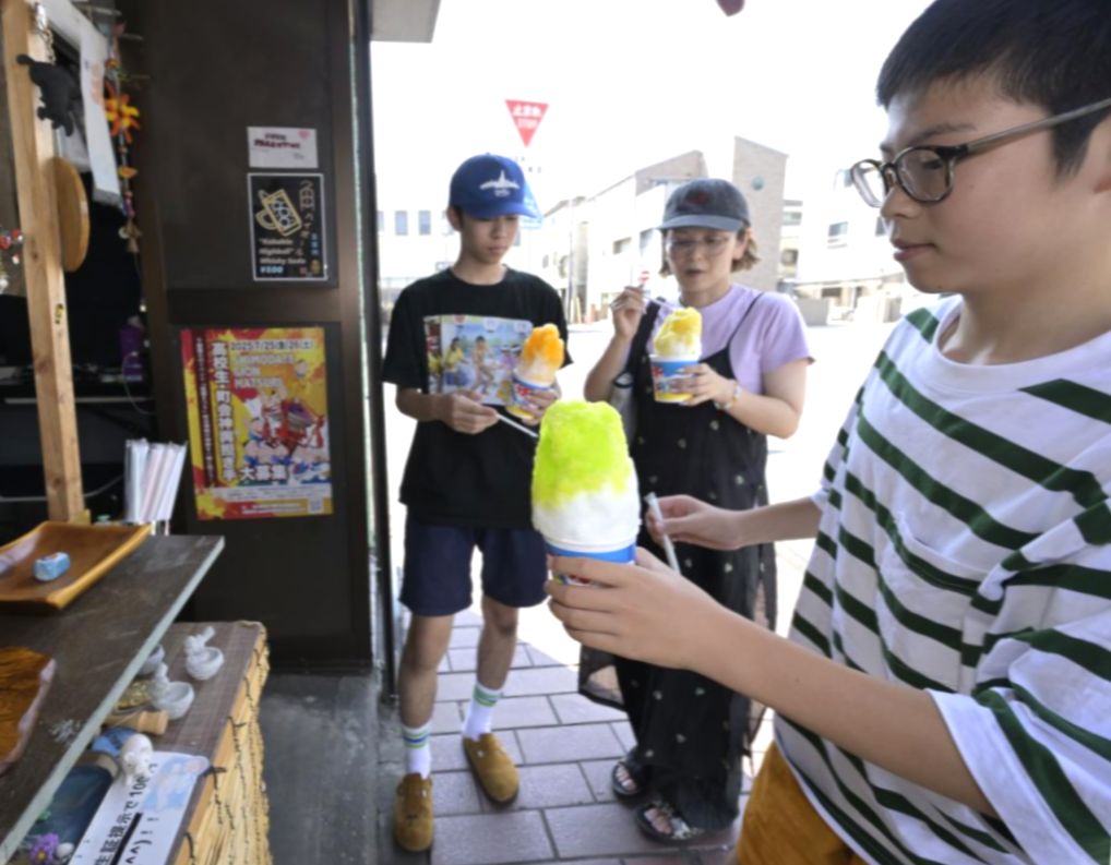 暑さを飛ばすため、かき氷を食べる親子=5日午後、筑西市丙