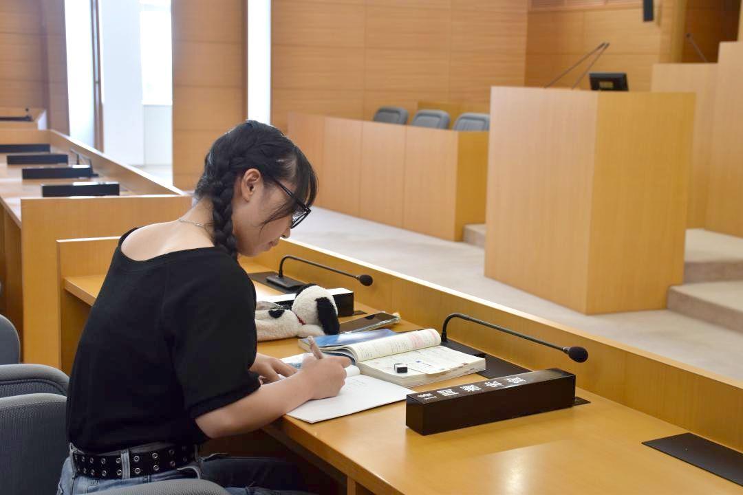 自習室として開放された議場で勉強する生徒=境町役場