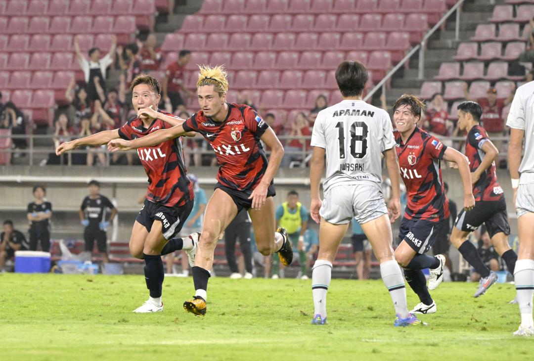 鹿島-福岡　延長戦後半11分、勝ち越し点を決めた鹿島・鈴木(左から2人目)=メルカリスタジアム