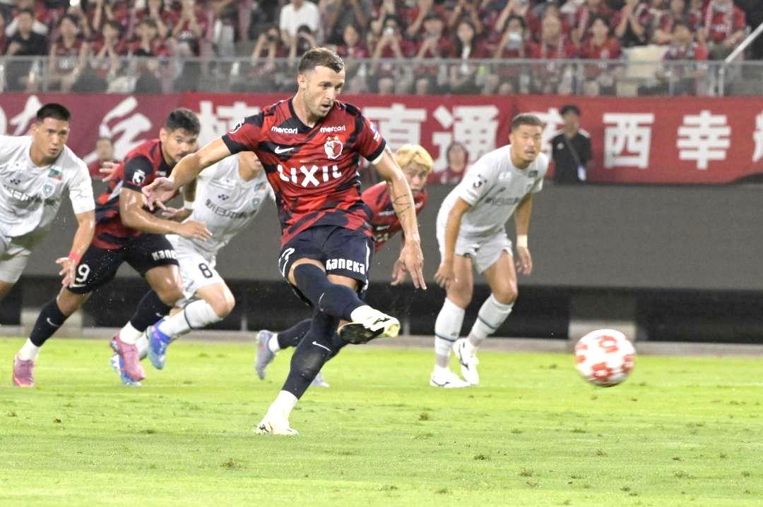 鹿島-福岡　前半13分、PKを決め、先制点を奪う鹿島・チャブリッチ=メルカリスタジアム